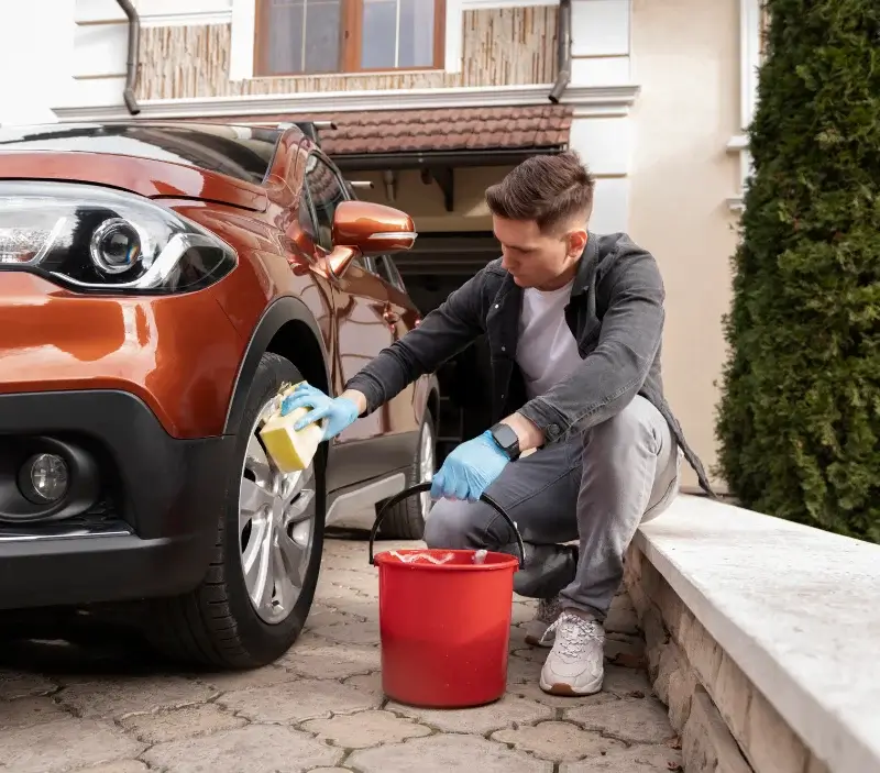 Lavage auto à domicile Villiers-sur-Chizé : professionnel intervenant sur un véhicule